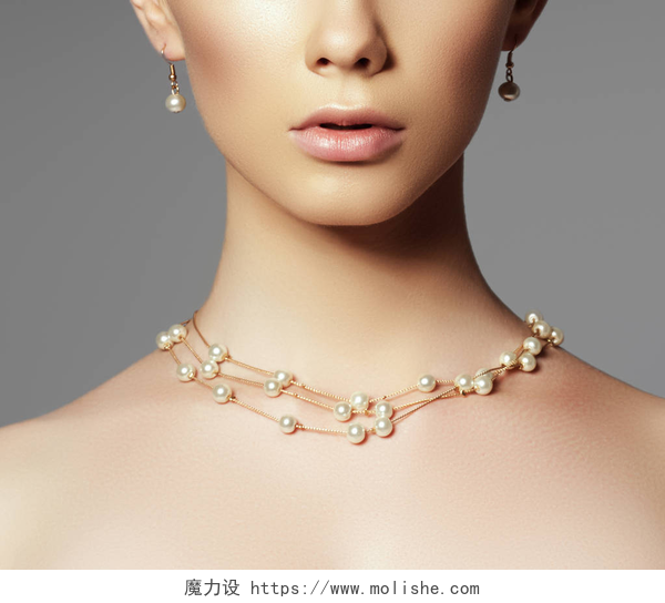 戴着精美项链耳环的漂亮女人戴着项链的漂亮女人耳环模型珠宝首饰从宝石, 钻石。美丽的一部分女性的脸。完美清洁肌肤